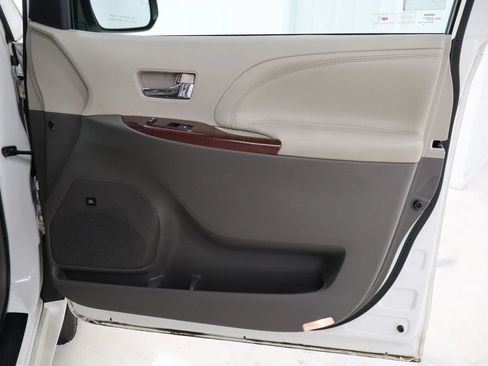 Used 2013 Toyota Sienna Limited w/ Premium Pkg FWD image 26