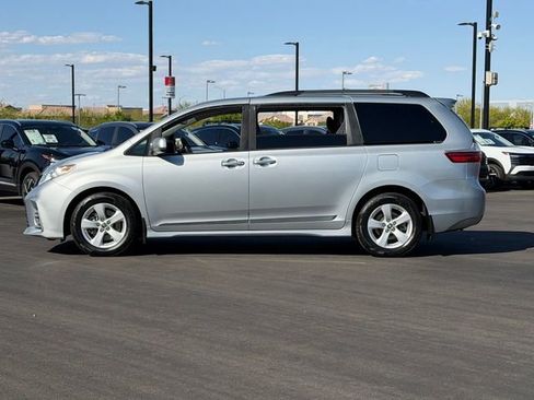 Used 2020 Toyota Sienna LE w/ LE Preferred Package FWD image 2