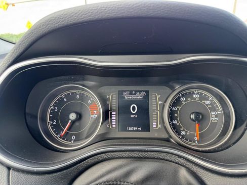 Used 2021 Jeep Cherokee Latitude AWD/4WD image 10