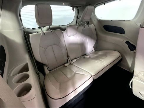 Used 2017 Chrysler Pacifica Limited w/ UConnect Theater Package FWD image 28