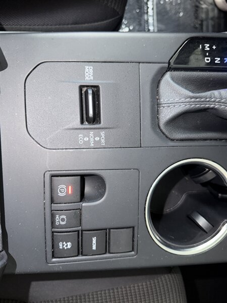 Used 2025 Toyota Highlander LE FWD image 17