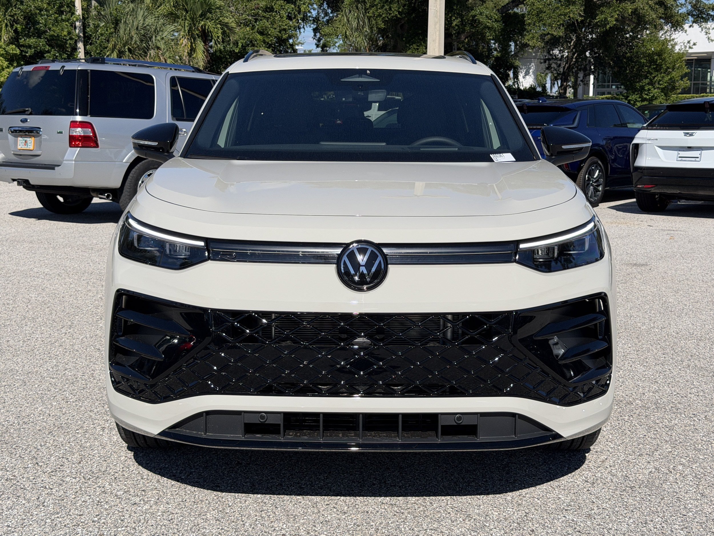 New 2026 Volkswagen Tiguan SE R-Line FWD image 2