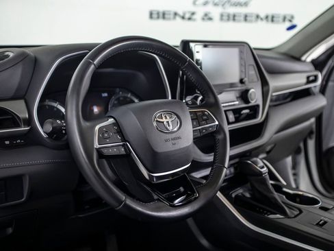 Used 2021 Toyota Highlander XLE FWD image 25