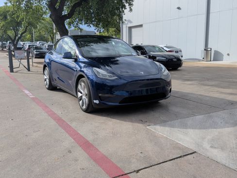 Used 2022 Tesla Model Y Long Range AWD/4WD image 2
