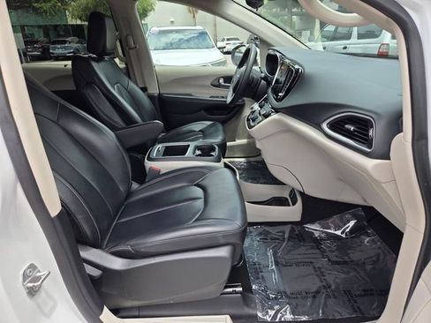 Used 2023 Chrysler Pacifica Touring-L FWD image 14