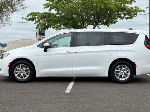 Used 2023 Chrysler Voyager LX FWD image 7