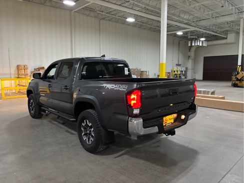 Certified 2018 Toyota Tacoma TRD Off-Road AWD/4WD image 4