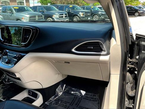 Used 2023 Chrysler Pacifica Touring-L FWD image 29