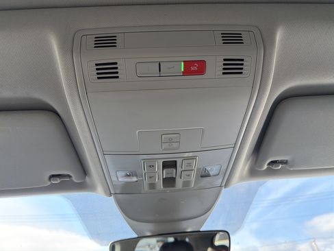 Certified 2023 Volkswagen Taos SE w/ Panoramic Sunroof Package image 18