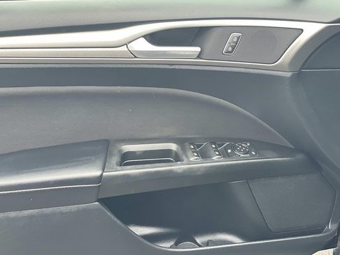 Used 2018 Ford Fusion SE w/ Fusion SE Technology Package FWD image 19