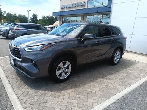 Used 2020 Toyota Highlander LE AWD/4WD image 2