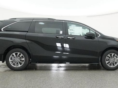 New 2026 Toyota Sienna XLE FWD image 14