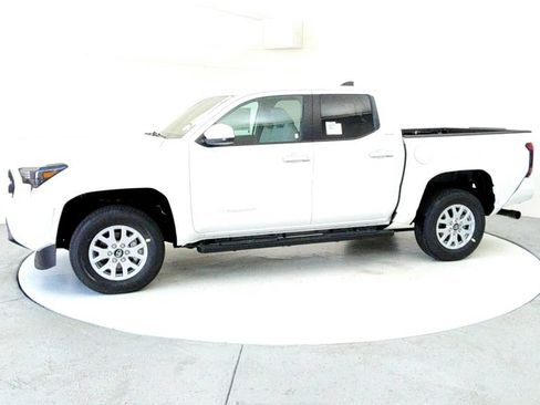 Used 2025 Toyota Tacoma SR5 AWD/4WD image 3