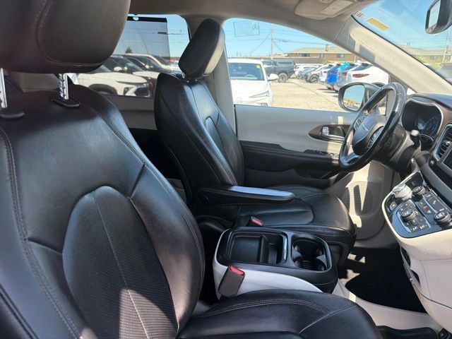 Used 2019 Chrysler Pacifica Touring-L FWD image 22