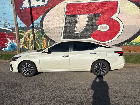 Used 2023 Nissan Altima 2.5 SV image 3