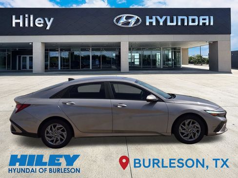 Used 2024 Hyundai Elantra SEL FWD image 3