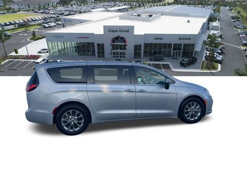 Used 2023 Chrysler Pacifica Touring-L image 18