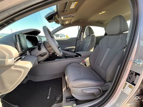 Used 2025 Hyundai Elantra SE image 19