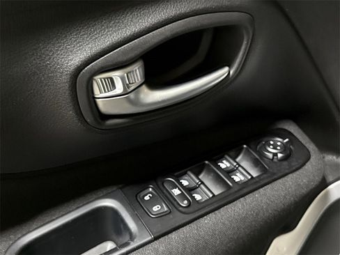 Used 2019 Jeep Renegade Latitude w/ Cold Weather Group image 20