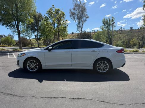 Used 2019 Ford Fusion SE image 2