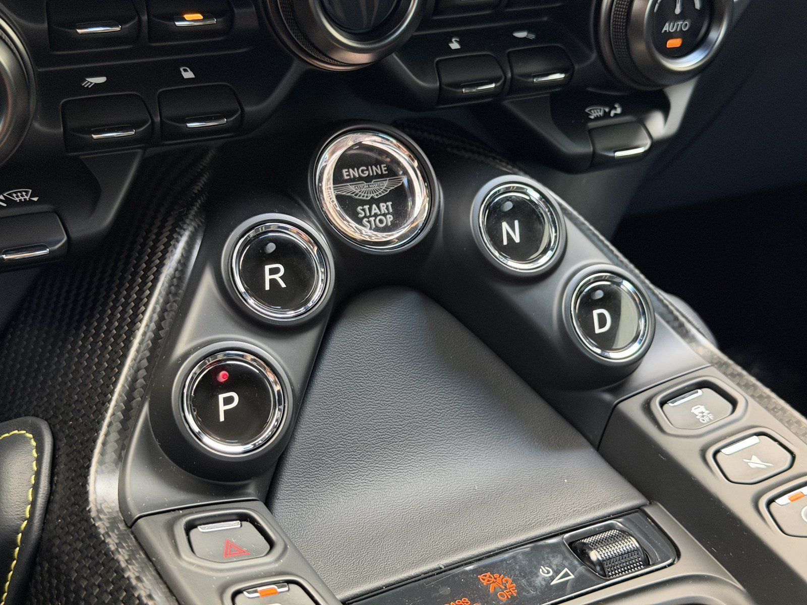 Used 2023 Aston Martin V8 Vantage Coupe RWD image 29