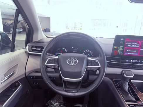 Used 2024 Toyota Sienna XLE FWD image 19