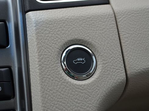 Used 2010 Ford Taurus Limited AWD/4WD image 24