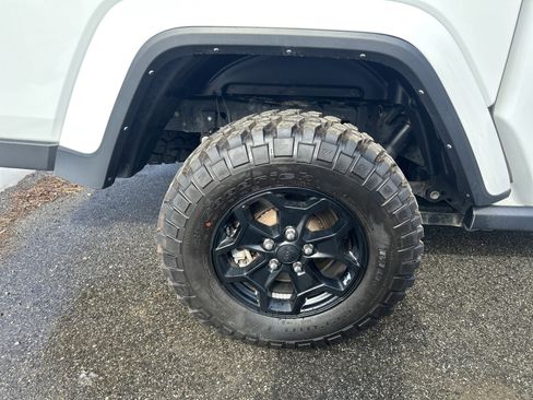 Certified 2021 Jeep Gladiator Willys image 6