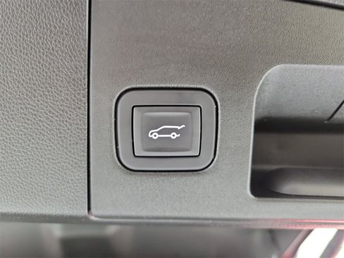 Certified 2025 Cadillac XT4 Premium Luxury image 9