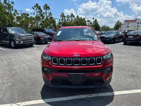 Used 2025 Jeep Compass Latitude AWD/4WD image 2