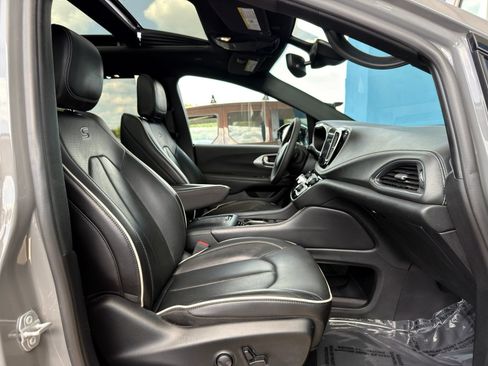 Used 2025 Chrysler Pacifica Limited FWD image 30