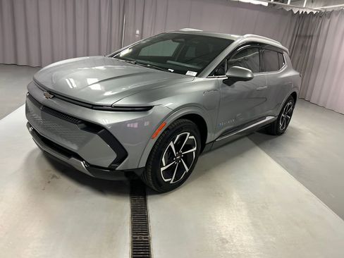 Used 2024 Chevrolet Equinox EV LT image 3