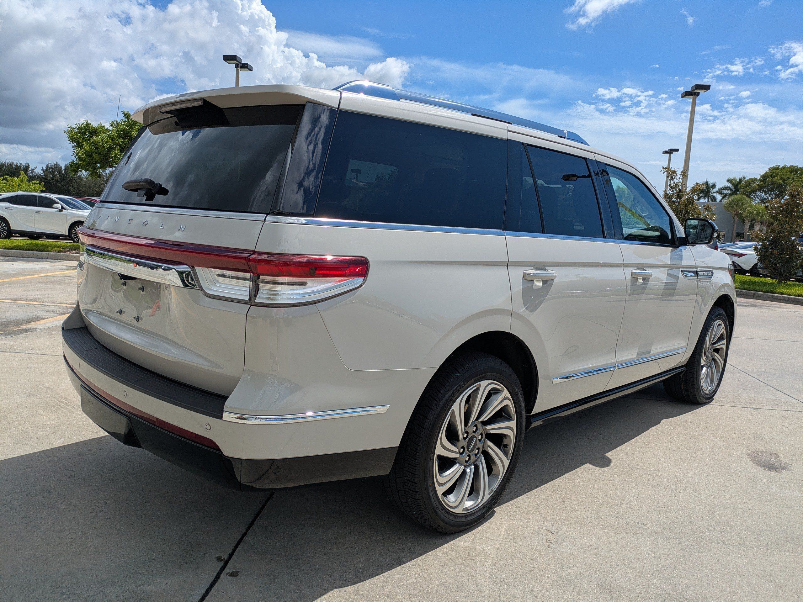 Used 2023 Lincoln Navigator Reserve RWD image 2