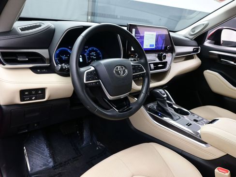 Used 2023 Toyota Highlander Limited image 13