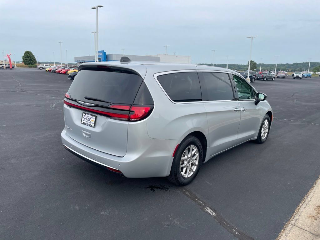 Used 2024 Chrysler Pacifica Touring-L FWD image 5