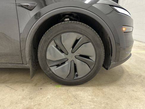 Used 2026 Tesla Model Y 2WD image 13