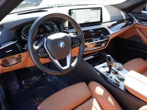 Used 2023 BMW 530e w/ Premium Package image 10