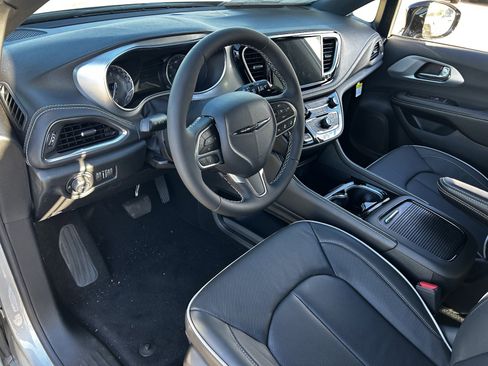 New 2026 Chrysler Pacifica Limited image 15