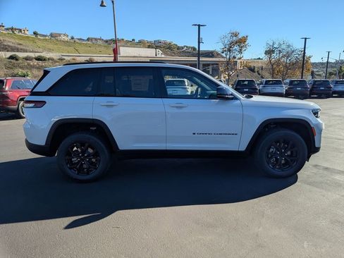 New 2025 Jeep Grand Cherokee Altitude image 4