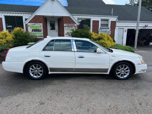 Used 2011 Cadillac DTS Luxury FWD image 9