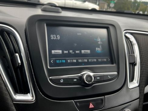 Used 2017 Chevrolet Malibu LT FWD image 14