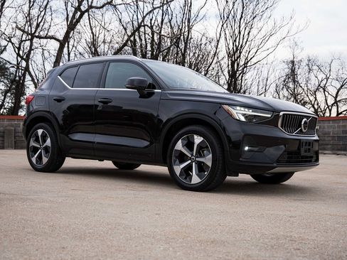 Certified 2023 Volvo XC40 B5 Plus w/ Driver Assist Package image 7