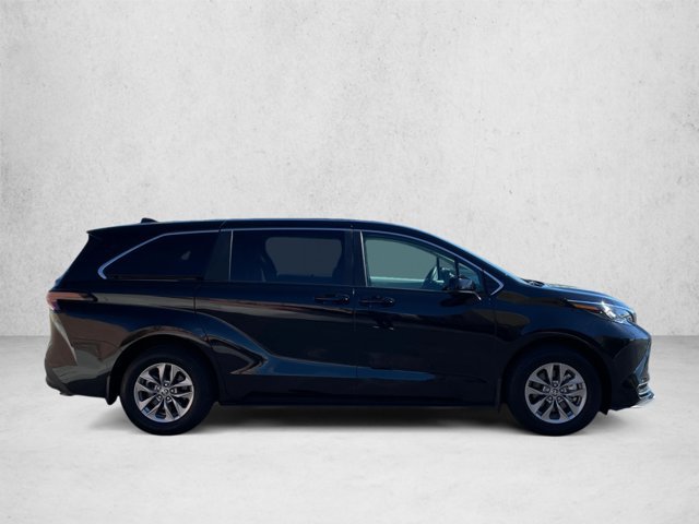 Used 2026 Toyota Sienna LE FWD image 4