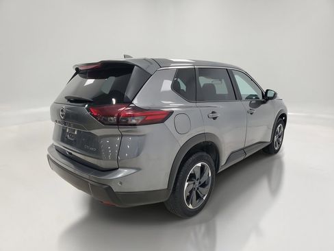 Used 2024 Nissan Rogue SV image 3