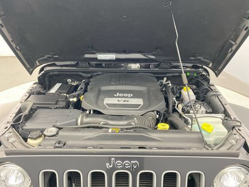 Used 2017 Jeep Wrangler Sahara AWD/4WD image 11