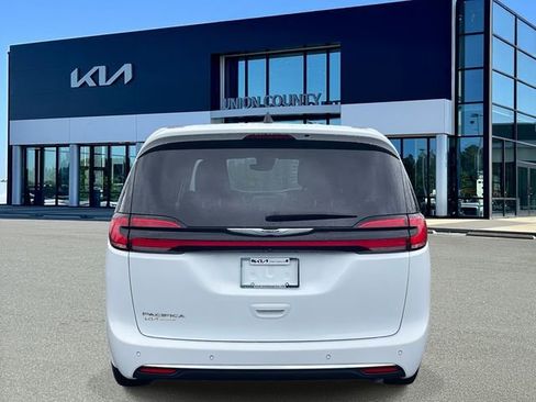 Used 2024 Chrysler Pacifica Touring-L image 11
