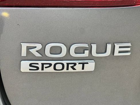 Used 2021 Nissan Rogue Sport SV FWD image 2