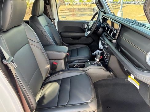 New 2026 Jeep Wrangler Unlimited Sahara AWD/4WD image 31