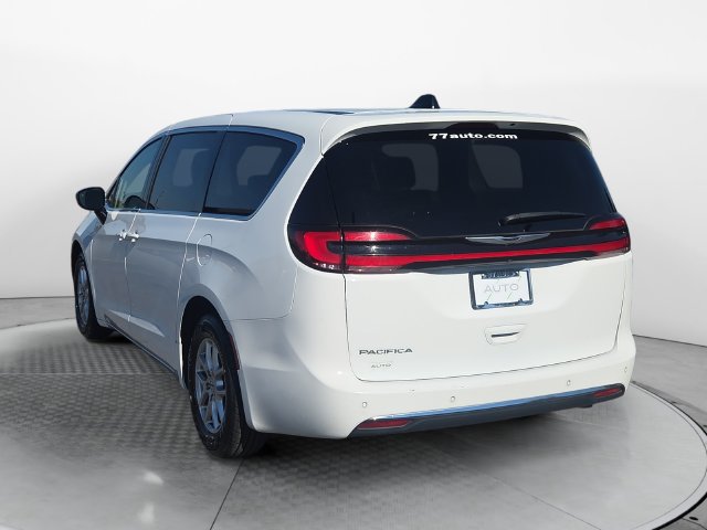 Used 2024 Chrysler Pacifica Touring-L FWD image 3