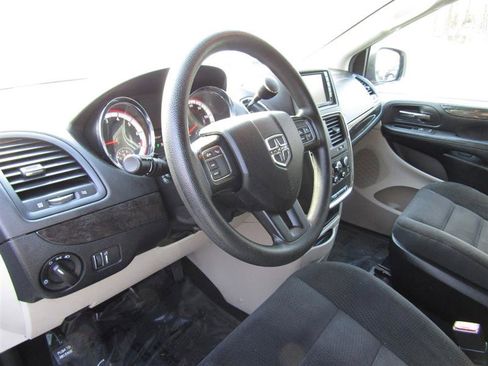 Used 2019 Dodge Grand Caravan SE w/ UConnect Hands-Free Group image 12